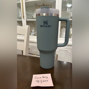 EUC Stanley 40oz Soft Matte Shale